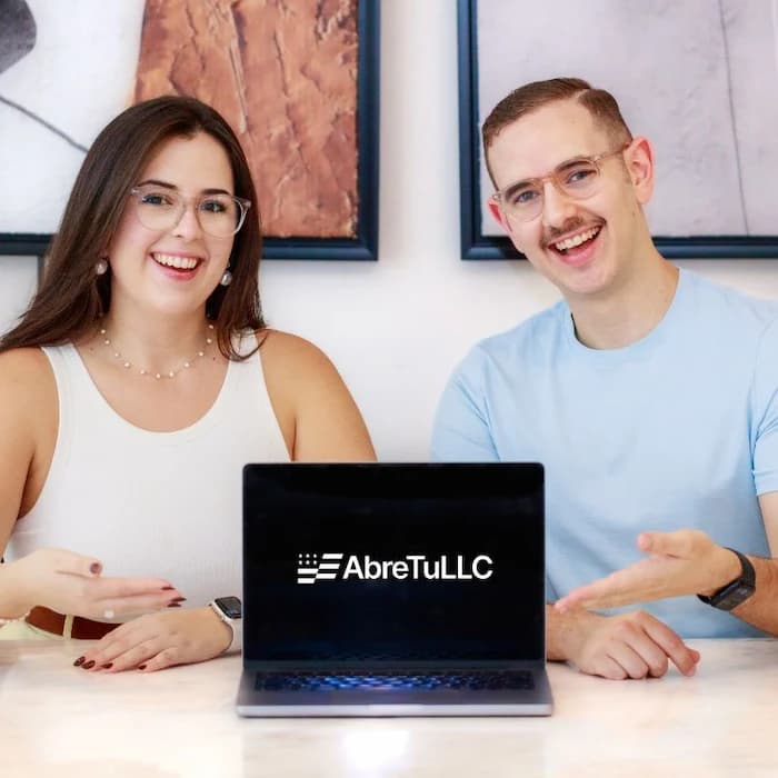 Carla y Diego, fundadores de AbreTuLLC